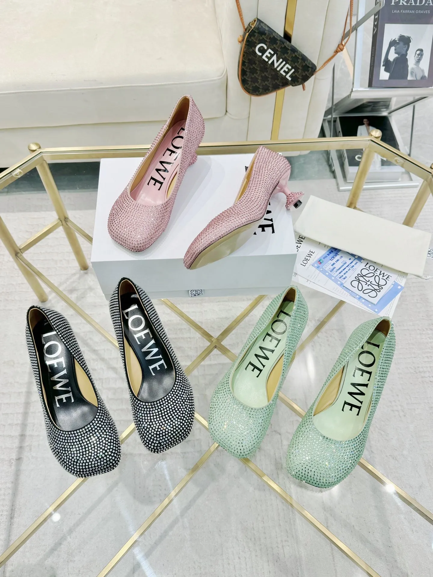 👟👟Ex-factory price 660👟👟 LOEWE‼ ️ New arrival‼ ️Imported genuine leather sole Loewe 2024/aw early spring latest T stage colored diamond series catwalk style 😘😘😘 Upper: imported silk cloth lining: imported water-dyed sheepskin outsole: original molded injection molded leather outsole Heel: original molded 1:1 Heel height: 5.5cm Size: 35-39 (40/41/42/43 custom-made, non-refundable)